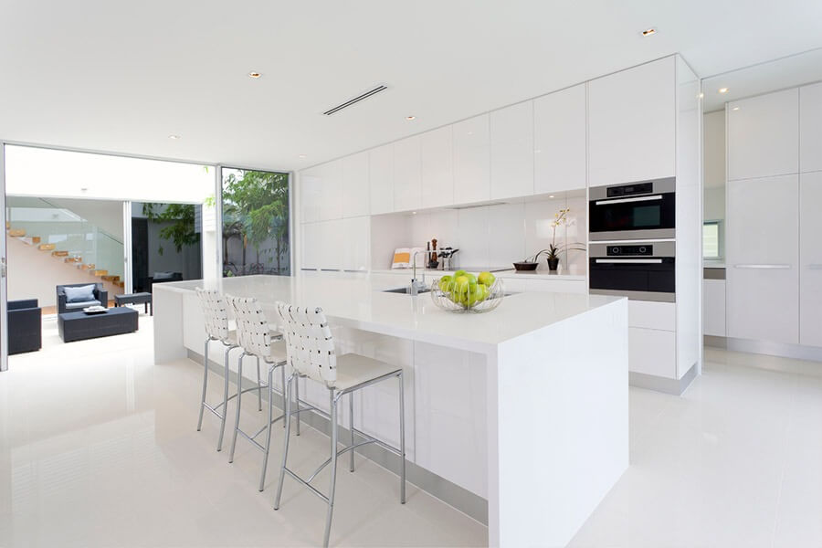 White modern kitchen | Featured image for the DIY Custom Kitchens TL service page for Kitchen Discount House.